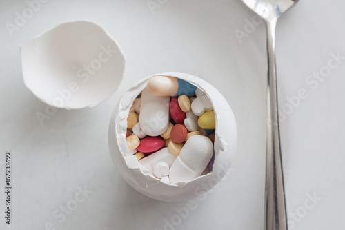 Belastete Lebensmittel mit Medikamenten und Giften, Tabletten im Ei