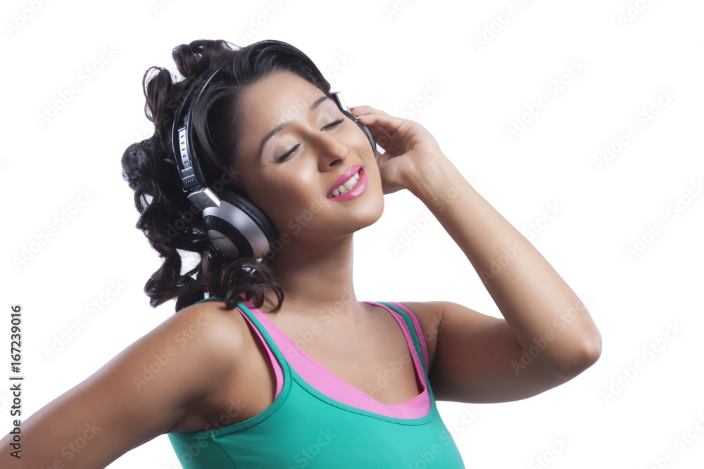 Naklejka premium Young woman listening to music