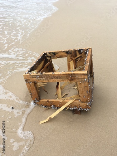 Holzkiste am Strand