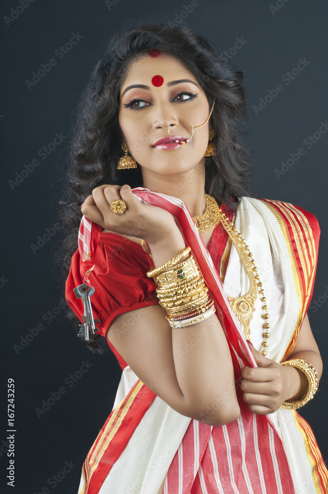 Fototapeta premium Bengali woman with keys