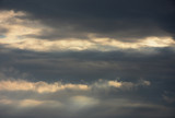不思議な光景「空想・雲のモンスターたち」（オレンジ色に輝く雲）希望の光、二人の未来などのイメージ、