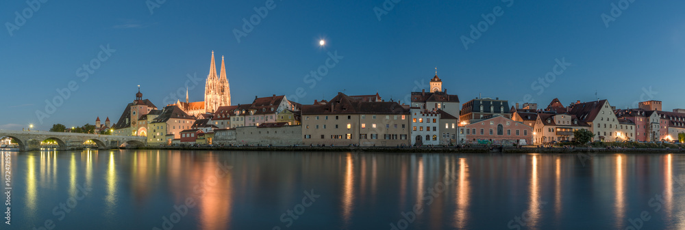 Abendstimmung in Regensburg mit Blick auf Dom und steinerne Brücke, Deutschland