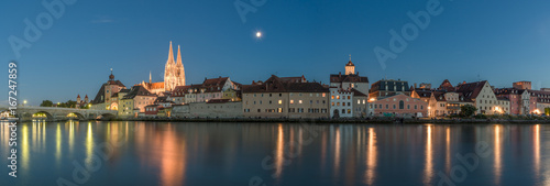 Abendstimmung in Regensburg mit Blick auf Dom und steinerne Br  cke  Deutschland