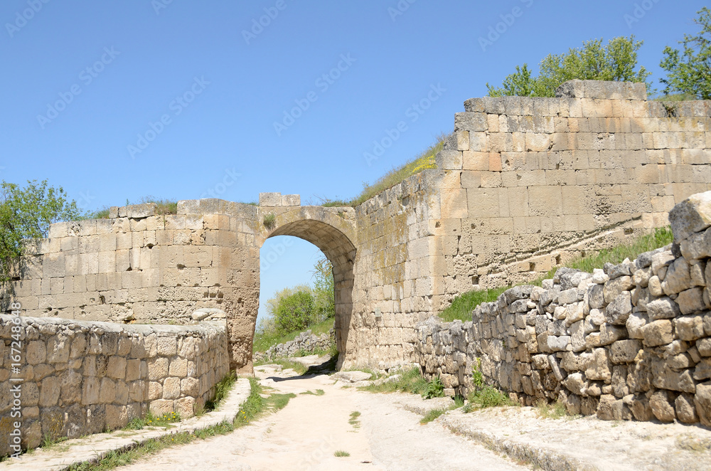 Крепостные ворота и средняя оборонительная стена 5-15 веков пещерного города Чуфут-Кале в Крыму