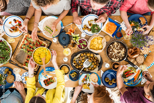 Fototapeta Woman shares tasty meal