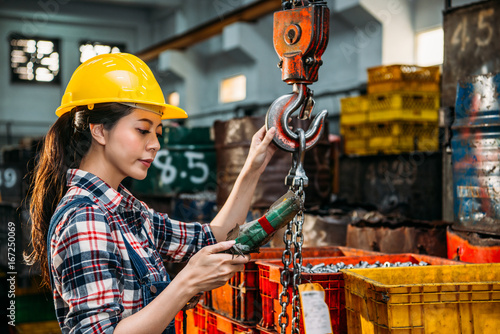 Fotografía worker wearing helmet holding remote control