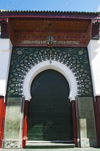 Nord Africa: la porta decorata di una delle tante moschee della medina di Tangeri, la città marocchina mix di culture sulla costa del Maghreb 
