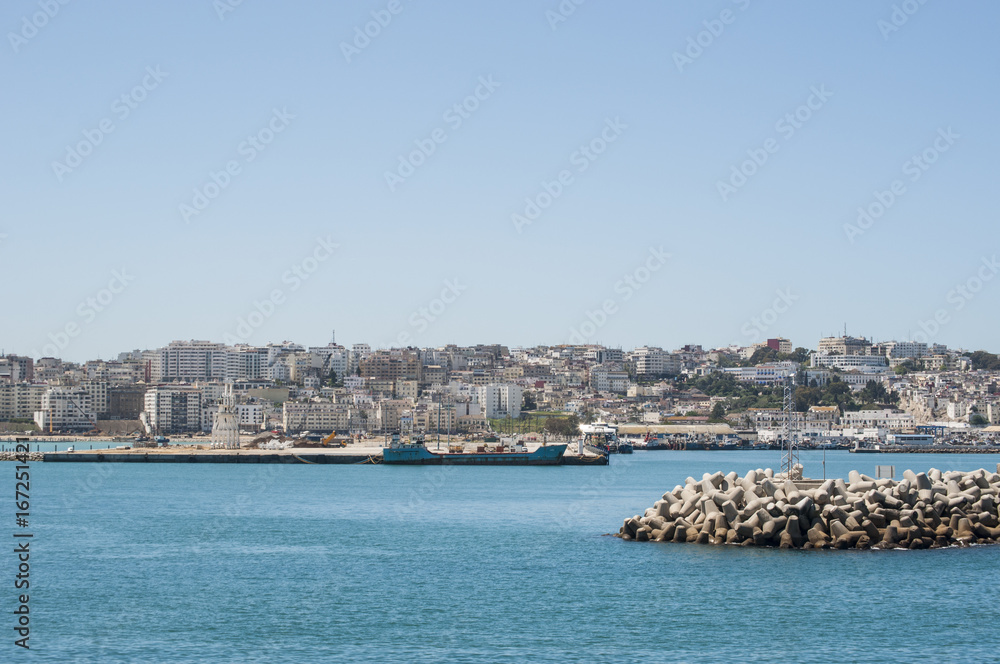 Foto Stock Marocco una nave nel porto e lo skyline di Tangeri, città marocchina sulla costa del Foto Stock Marocco una nave nel porto e lo skyline di Tangeri, città marocchina sulla costa del