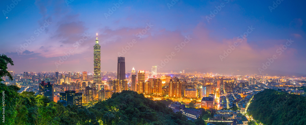 Obraz premium Panoramę miasta Tajpej o zmierzchu