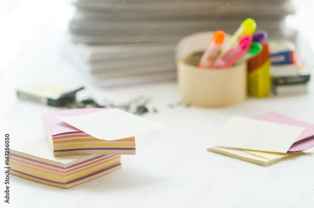 Naklejka premium On a white table colorful block for notes