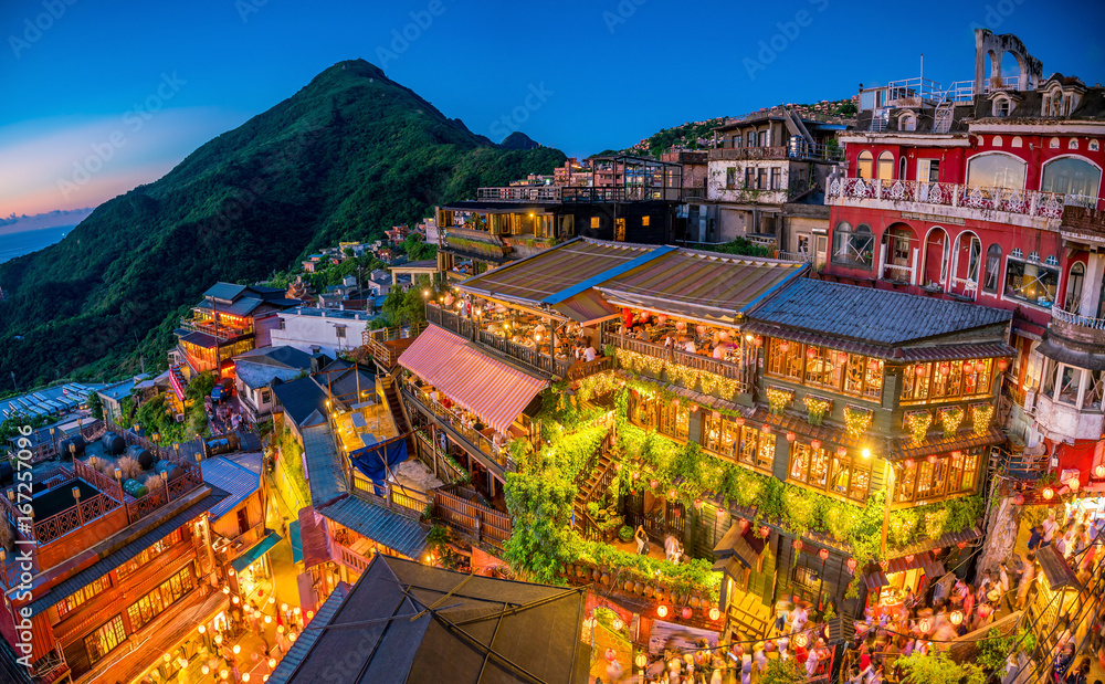 Fototapeta premium Widok z góry na Jiufen Old Street w Tajpej