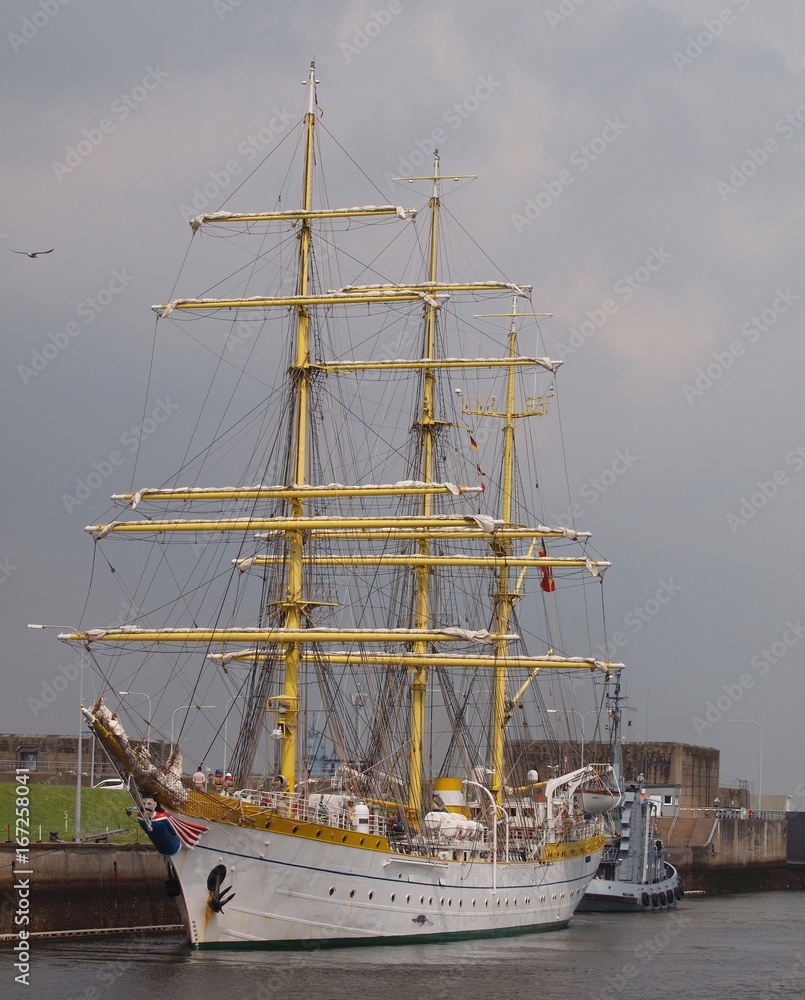 Fototapeta premium Segelschiff Mircea in der Schleuse