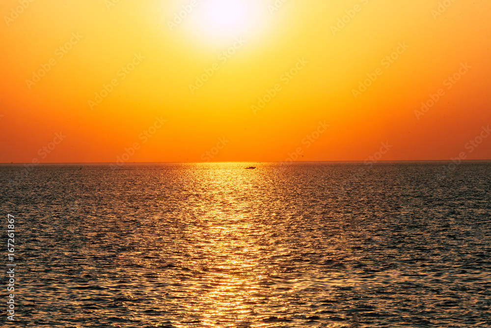 Obraz premium Dawn or sunset on the sea, the ocean, the lake. Beautiful view. The sun is visible.