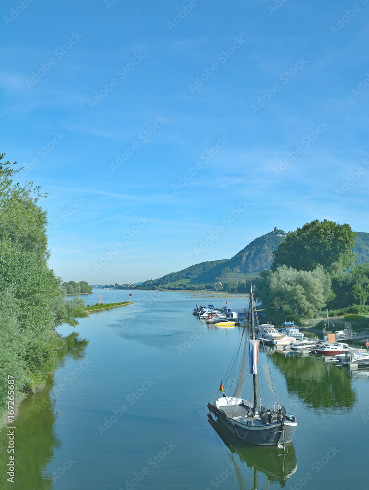 Blick von der Rheininsel Grafenwerth zum Drachenfels im Siebengebirge,NRW,Deutschland