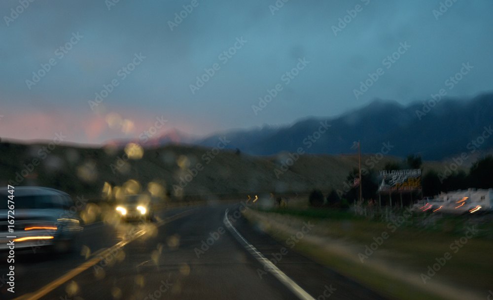 Blick durch die Frontscheibe bei einer Fahrt auf dem Highway 89 bei Emigrant in Montana im Regen und im letzten Abendlicht