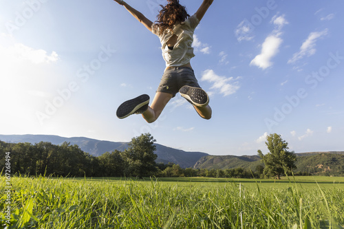 Jolie saut de joie en nature