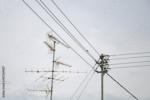 Antenne und Stromverteilungsmast photo