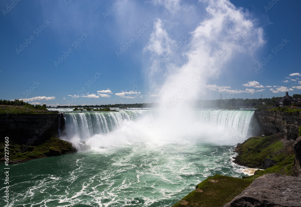 Fototapeta premium The amazing power of Niagara Falls from the Canadian side