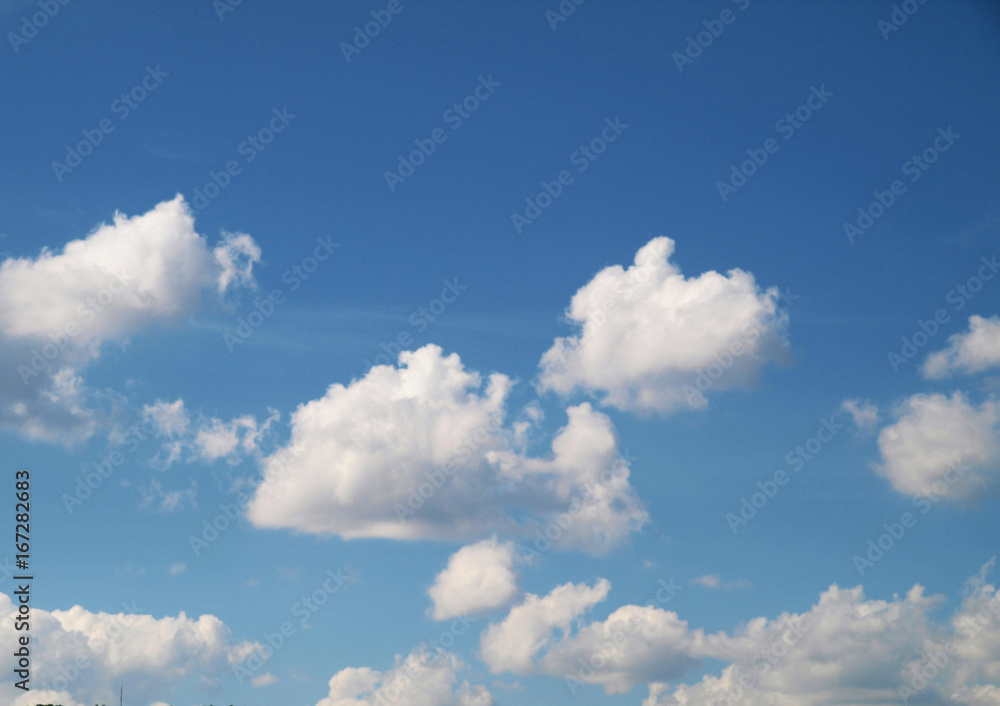 Obraz premium Blue sky with white clouds