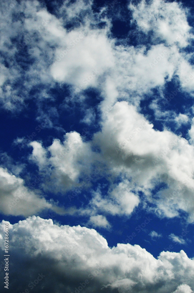 Obraz premium Blue skies with white clouds