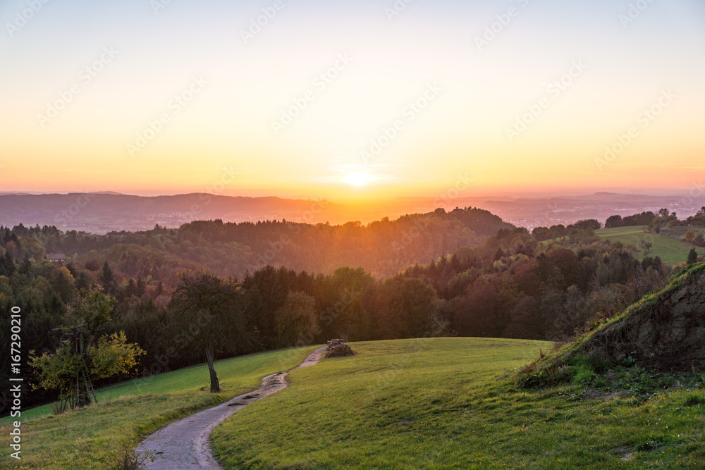 Fototapeta premium Ebersburg im Sonnenuntergang