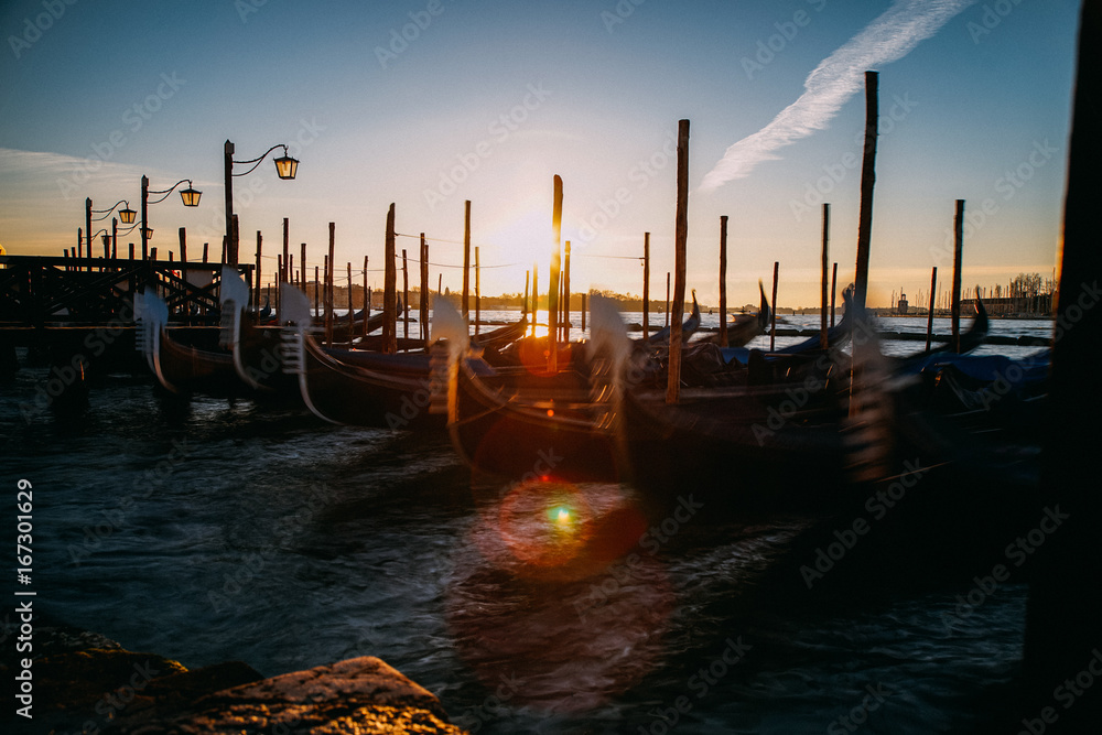 Gondel im Meer, Bewegung in Venedig
