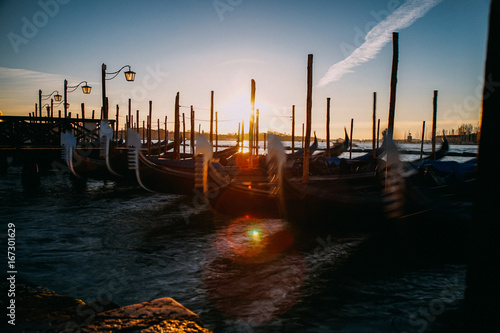 Gondel im Meer, Bewegung in Venedig