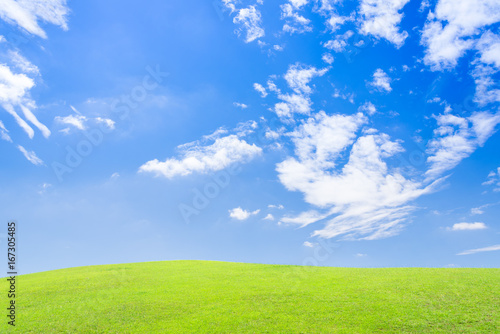 夏の青空と緑の丘