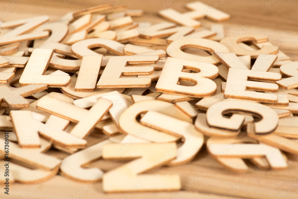 Das Wort Liebe aus Holzbuchstaben Das Wort Liebe aus Holzbuchstaben