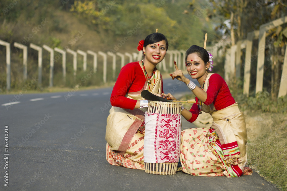 Obraz premium Bihu dancers looking at something 