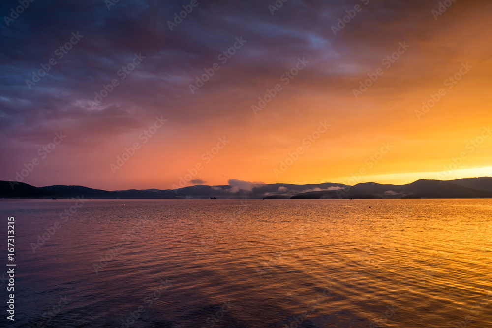 Obraz premium Purple yellow sunset on the lake