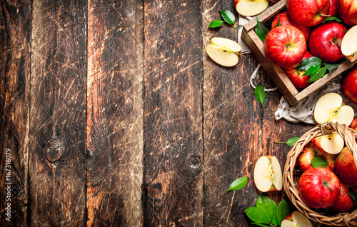 Foto Red apples in an old box.