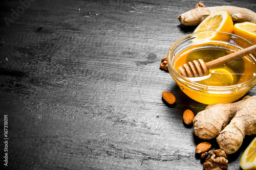 Honey background.Fresh honey with ginger and lemon. © Artem Shadrin