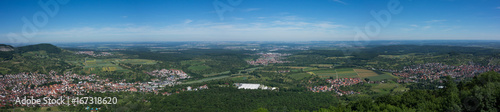 Aussicht von der Burg Hohenneuffen an einem Sommertag mit blauem Himmel