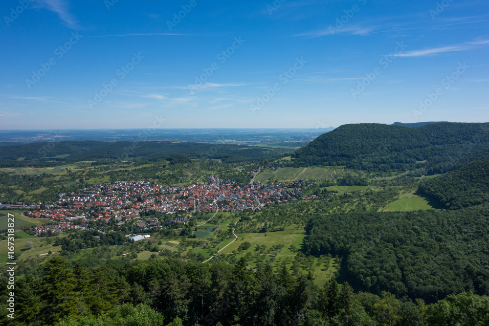 Aussicht von der Burg Hohenneuffen an einem Sommertag mit blauem Himmel