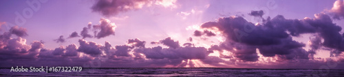 Nuages et coucher de soleil sur les bords de plages de l'océan