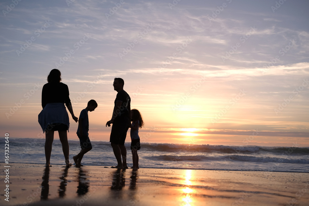 Fototapeta premium Nuages et coucher de soleil sur les bords de plages de l'océan