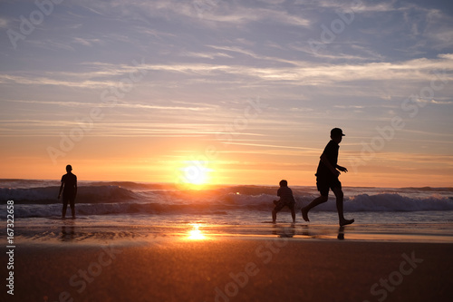 Nuages et coucher de soleil sur les bords de plages de l'océan