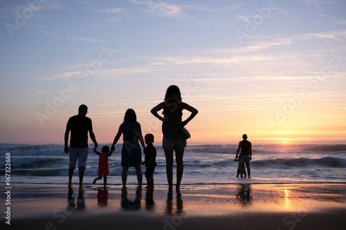 Nuages et coucher de soleil sur les bords de plages de l'océan