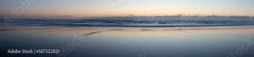 Nuages et coucher de soleil sur les bords de plages de l oc  an