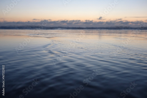 coucher de soleil sur la mer bleue calme