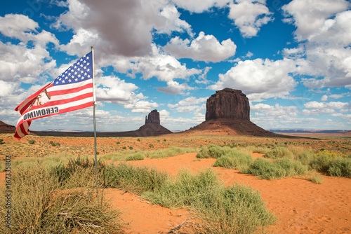 Monument valley con bandiera americana sventolante photo