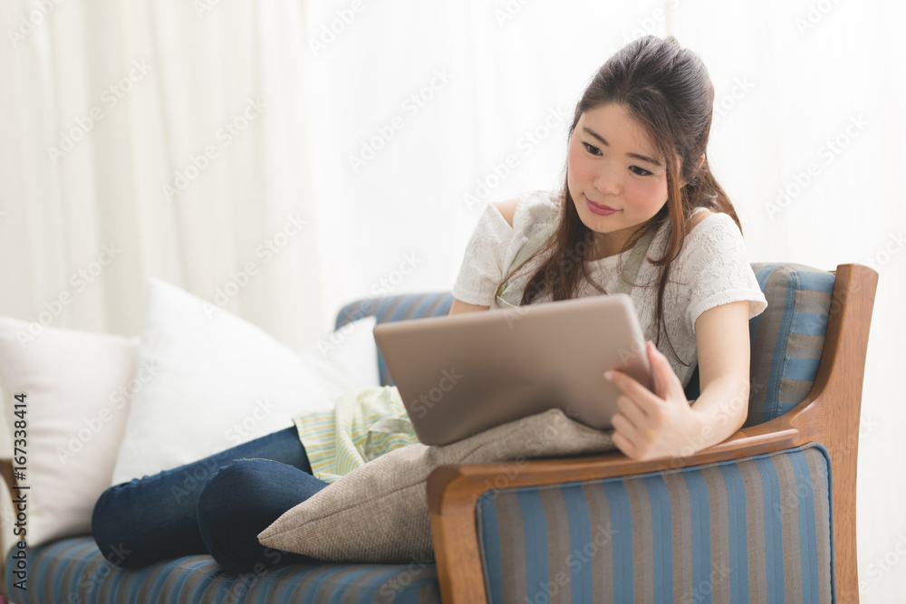 エプロン姿の女性・PC エプロン姿の女性・PC