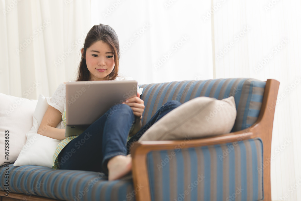 エプロン姿の女性・PC エプロン姿の女性・PC