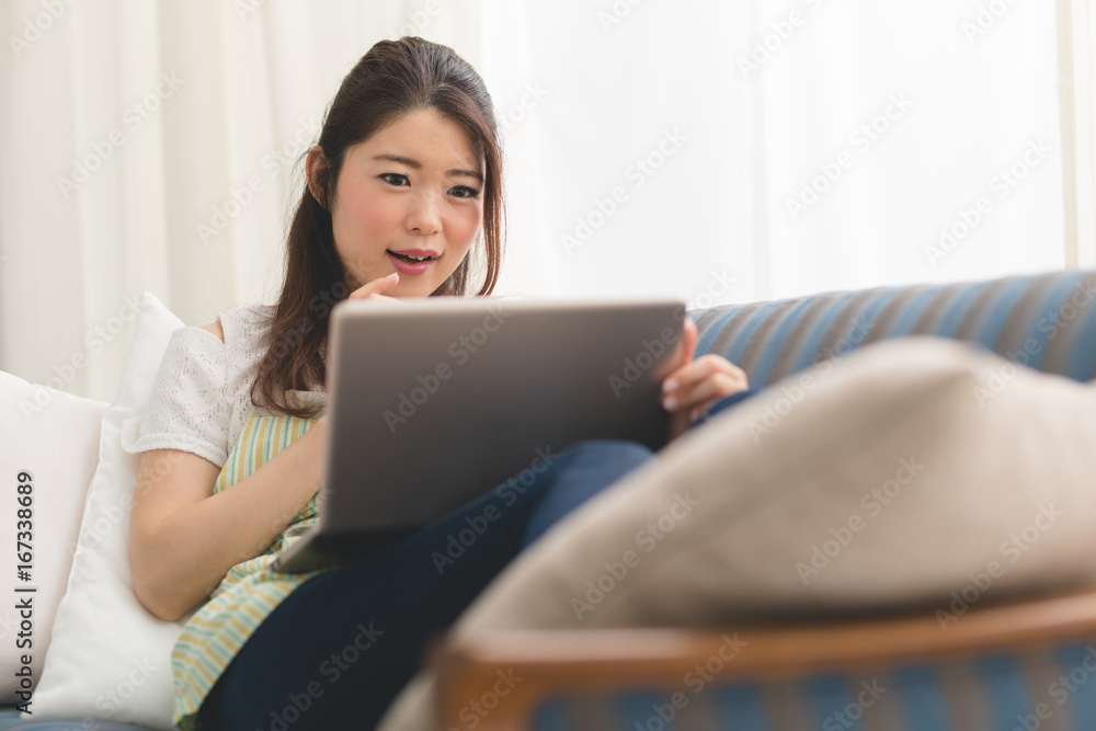 エプロン姿の女性・PC エプロン姿の女性・PC