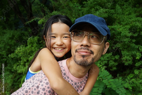 おんぶ 父娘 親子 父子家庭 アジア人 少女 笑顔 楽しい 公園