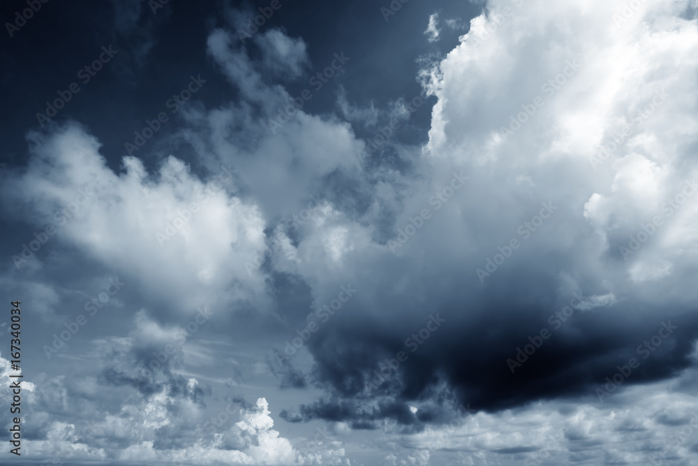 Obraz premium Sky and dark clouds
