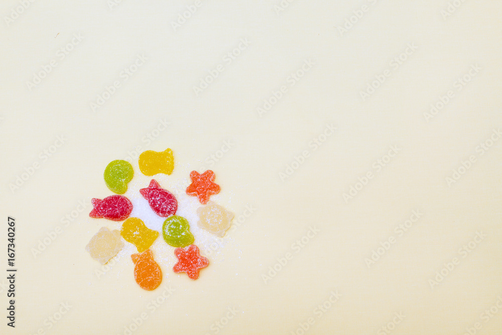 Мармеладные фигурки в морском стиле на фоне с местом для текста.