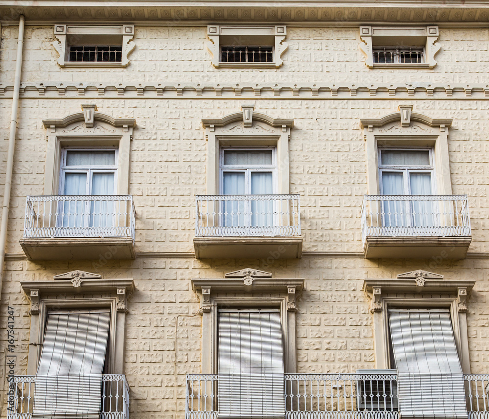 Fototapeta premium Sześć okien w beżowym kamiennym budynku