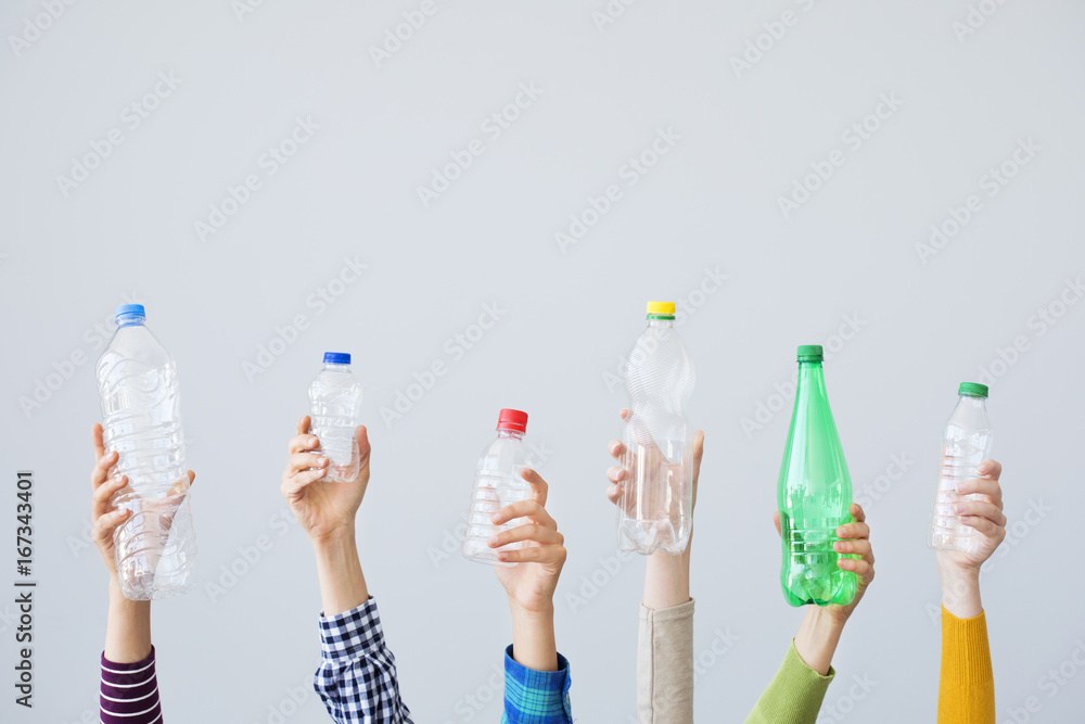Foto Hands holding plastic bottle